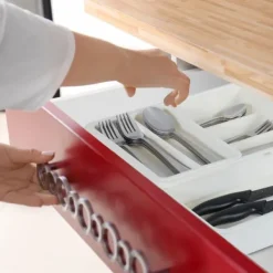 Bestikbakke, Justerbar, 6x23,5x31,5 cm, Plast Online