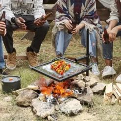 Drejelig bålgrill i kraftigt stål med justerbar madlavningsrist til åben ild. Perfekt til udendørs gril og madlavning! Clearance
