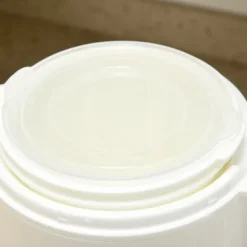 Græsk yoghurtmaskine, 1,5 liter med 2 glaskrukker og si, 20 W, til 3-5 personer, hvid Sale