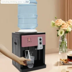 HS-09 - Bordmodel vanddispenser/vandkøler - Varm og kold - Aftageligt design - 550W opvarmning, 75W køling - PP & 304 rustfrit stål - Lyserød Clearance