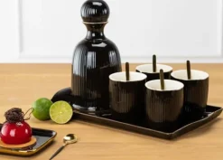 Kendi sort karaffel med kopper og bakke Online