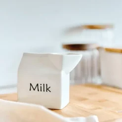 Kaffe- & Tekander>Mælkekande | NELSON | hvid med indskrift | 0,2 l | 889917