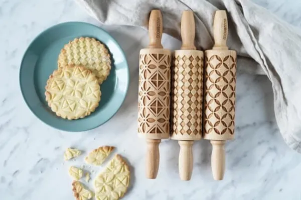 Kageruller>MoodForWood Trækagerulle 25 cm med Håndtag, Sæt med 3, Graveret, Perfekt til Bagning - Geometrisk Mønster