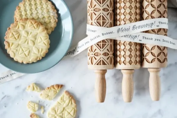 Kageruller>MoodForWood Trækagerulle 25 cm med Håndtag, Sæt med 3, Graveret, Perfekt til Bagning - Geometrisk Mønster