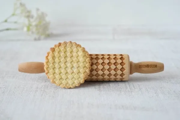 Kageruller>MoodForWood Trækagerulle 25 cm med Håndtag, Sæt med 3, Graveret, Perfekt til Bagning - Geometrisk Mønster