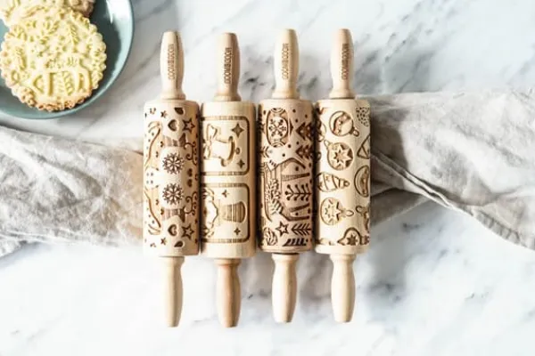 Kageruller>MoodForWood Trækagerulle 25 cm med Håndtag, Sæt med 4, Graveret, Perfekt til Bagning - Julevibrationer Mønster