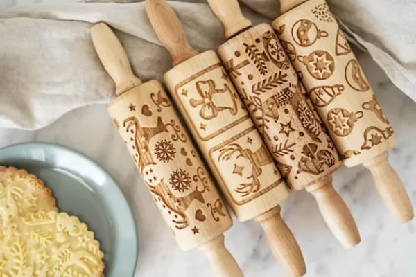 Kageruller>MoodForWood Trækagerulle 25 cm med Håndtag, Sæt med 4, Graveret, Perfekt til Bagning - Julevibrationer Mønster