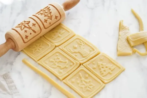 Kageruller>MoodForWood Trækagerulle 25 cm med Håndtag, Sæt med 4, Graveret, Perfekt til Bagning - Julevibrationer Mønster