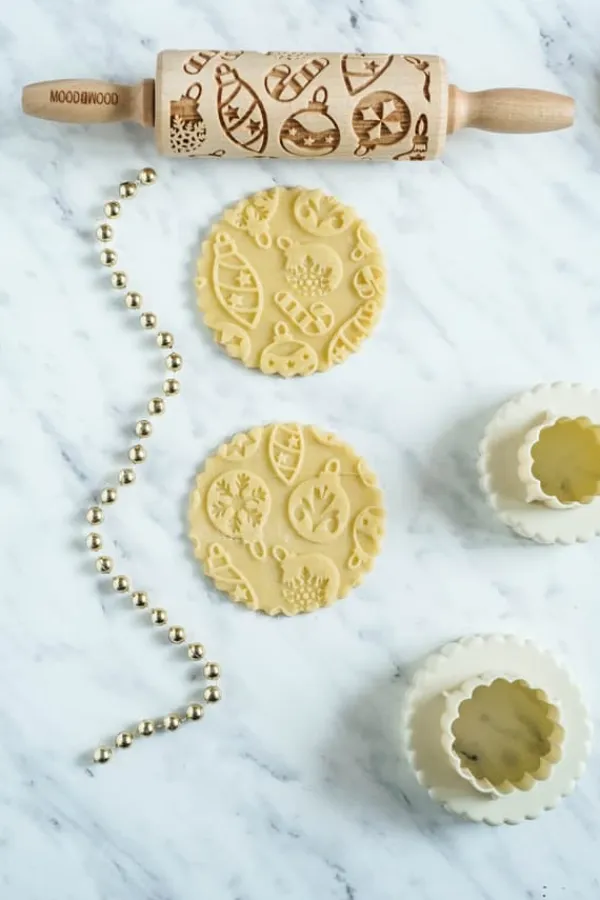 Kageruller>MoodForWood Trækagerulle 25 cm med Håndtag, Sæt med 4, Graveret, Perfekt til Bagning - Julevibrationer Mønster