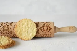 Kageruller>MoodForWood Trækagerulle, Graveret, 43 cm med Håndtag, Perfekt til Bagning - Azulejos Mønster
