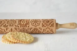 Kageruller>MoodForWood Trækagerulle, Graveret, 43 cm med Håndtag, Perfekt til Bagning - Azulejos Mønster