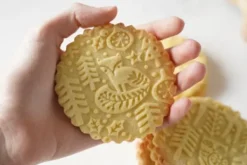 MoodForWood Trækagerulle, Graveret, 43 cm med Håndtag, Perfekt til Bagning - Skandinavisk Julemønster New