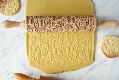 MoodForWood Trækagerulle, Graveret, 43 cm med Håndtag, Perfekt til Bagning - Skandinavisk Julemønster New