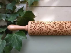 MoodForWood Trækagerulle, Graveret, 43 cm med Håndtag, Perfekt til Bagning - Rosemaling Mønster Sale