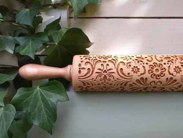 MoodForWood Trækagerulle, Graveret, 43 cm med Håndtag, Perfekt til Bagning - Rosemaling Mønster Sale