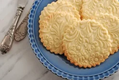 MoodForWood Trækagerulle, Graveret, 43 cm med Håndtag, Perfekt til Bagning - Rosemaling Mønster Sale