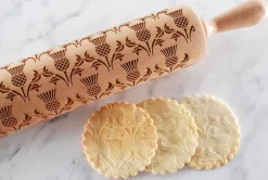 MoodForWood Trækagerulle, Graveret, 43 cm med Håndtag, Perfekt til Bagning - Skotsk Tidselmønster Clearance