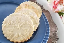 MoodForWood Trækagerulle, Graveret, 43 cm med Håndtag, Perfekt til Bagning - Skotsk Tidselmønster Clearance