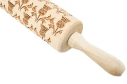 MoodForWood Trækagerulle, Graveret, 43 cm med Håndtag, Perfekt til Bagning - Skotsk Tidselmønster Clearance