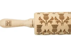 MoodForWood Trækagerulle, Graveret, 43 cm med Håndtag, Perfekt til Bagning - Skotsk Tidselmønster Clearance