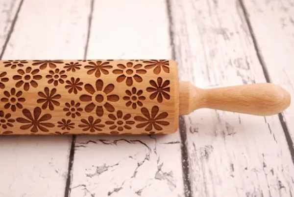 Kageruller>MoodForWood Trækagerulle, Graveret, 43 cm med Håndtag, Perfekt til Bagning - Flower Power Blomster Mønster