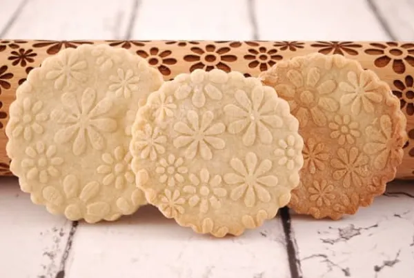 Kageruller>MoodForWood Trækagerulle, Graveret, 43 cm med Håndtag, Perfekt til Bagning - Flower Power Blomster Mønster