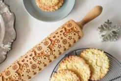 MoodForWood Trækagerulle, Graveret, 43 cm med Håndtag, Perfekt til Bagning - Rensdyrmønster Discount