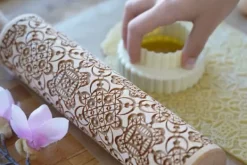 Kageruller>MoodForWood Trækagerulle, Graveret, 43 cm med Håndtag, Perfekt til Bagning - Hulmønster