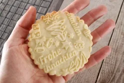 MoodForWood trækagerulle, indgraveret, 43 cm med håndtag, perfekt til bagning - Frohe Weihnachten-mønster Online