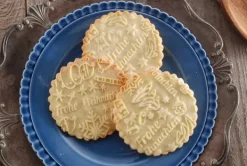 MoodForWood trækagerulle, indgraveret, 43 cm med håndtag, perfekt til bagning - Frohe Weihnachten-mønster Online