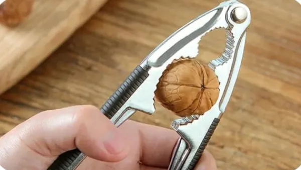 NØDDEKNÆKKER STÆRKT FAST STOFF Hot