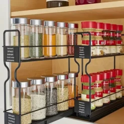 Køkkenorganisering>OBOSOE 2-lags krydderihylde med udtrækkeligt design og etiketter – robust skabsarrangør