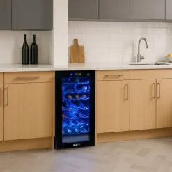 Oriva vinkøleskab 78L | Plads til 28 flasker | Flerfarvet LED med musiksynkronisering | Digital styring | Termoelektrisk køling 8-18°C | Fjernbetjenin | CDON Online
