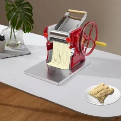 Pastamaskiner>Pastamaskine - Elektrisk nudelmaskine - 16 cm valsebredde - Justerbar tykkelse 0,5–5 mm - Rustfrit stål - Til 5–10 personer - Rød