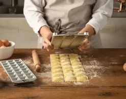 Pastaforme & Pasta-Udstikkere>RAVIOLI FORM MARCATO RUND 24STK. + RULLE