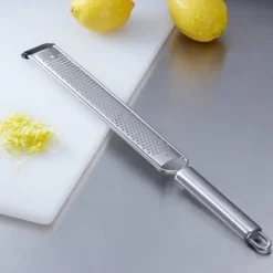 Mandolin- & Rivejern>Stålriven, lang, 39 cm, til ost, citron, ingefær, nødder, fast, manuel