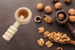 Mad-Knækkere>TRÆ NØDDKÆKKER PRAKTISK