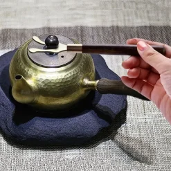 Varmeisolerende tetanggaffel med træhåndtag - støbejernshoved Outlet